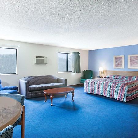 Super 8 By Wyndham Hot Springs Hotel Buitenkant foto