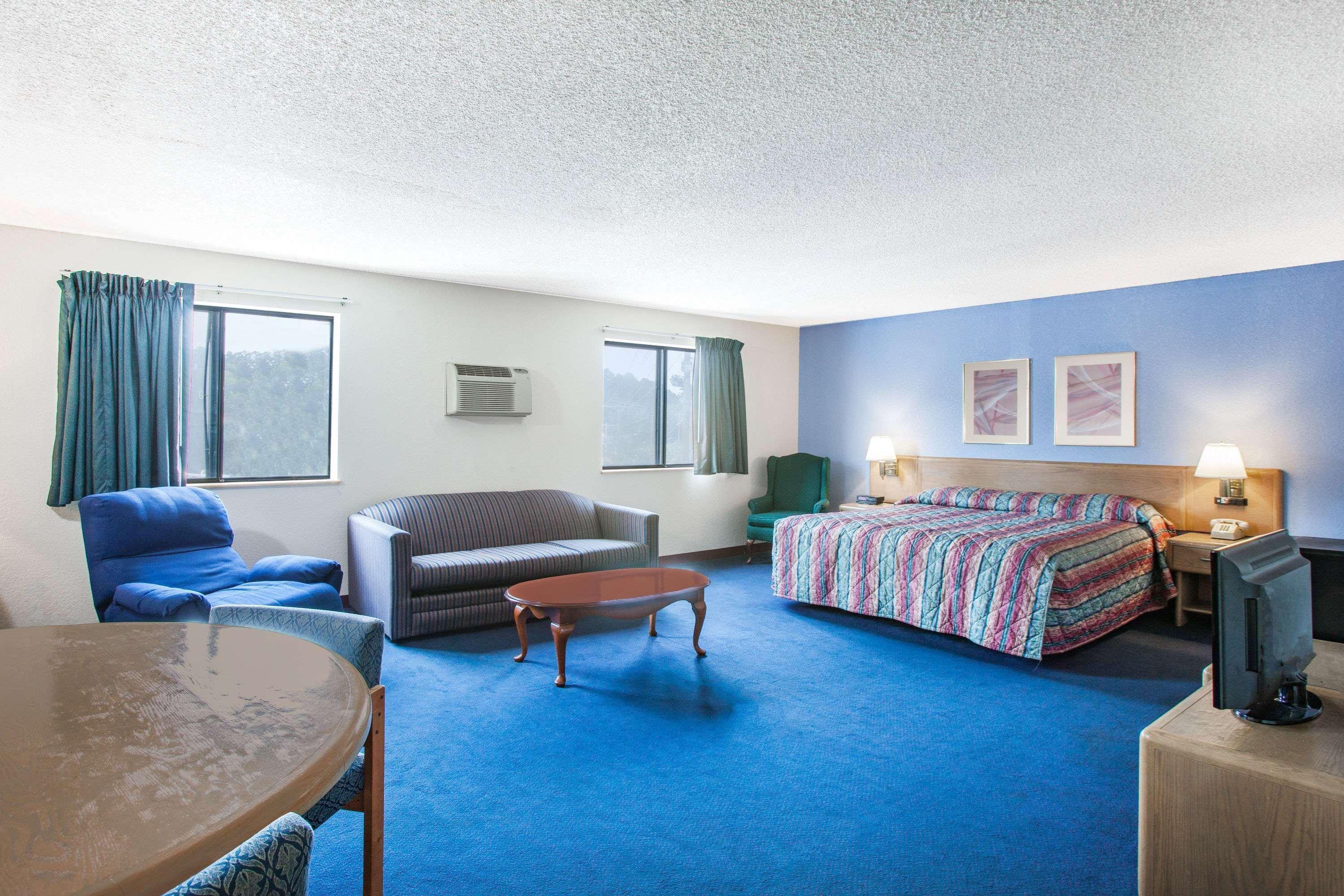 Super 8 By Wyndham Hot Springs Hotel Buitenkant foto