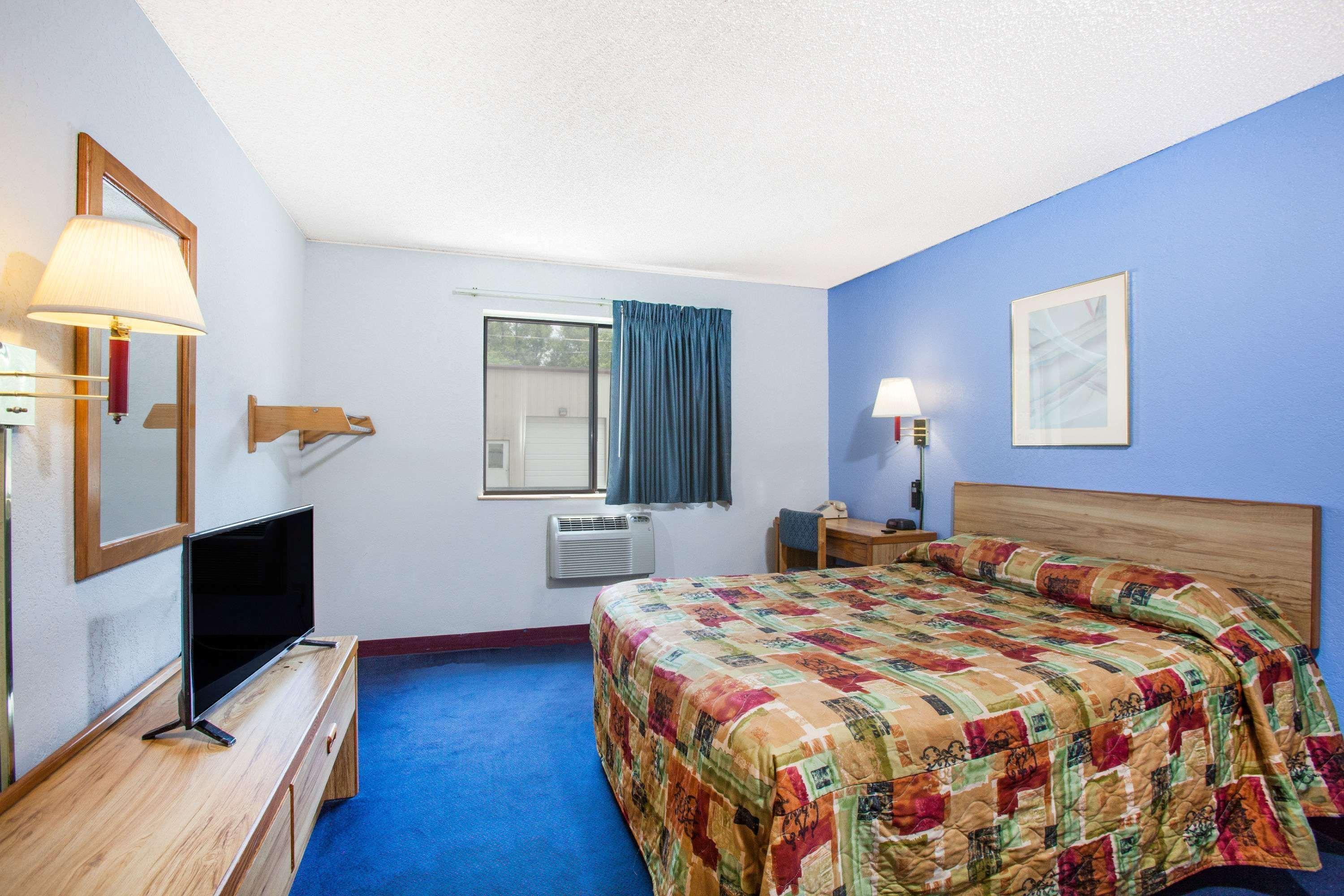 Super 8 By Wyndham Hot Springs Hotel Buitenkant foto