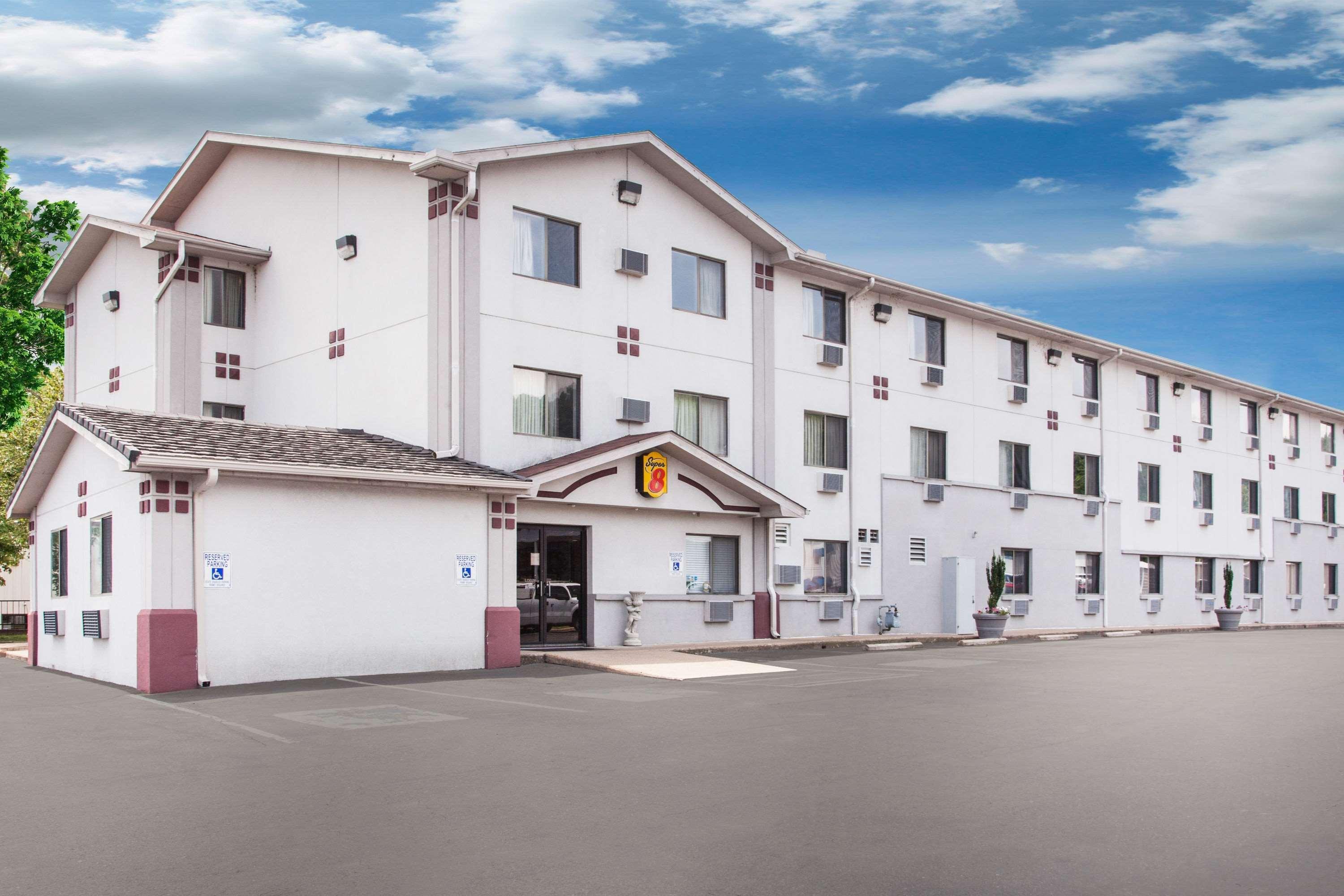 Super 8 By Wyndham Hot Springs Hotel Buitenkant foto