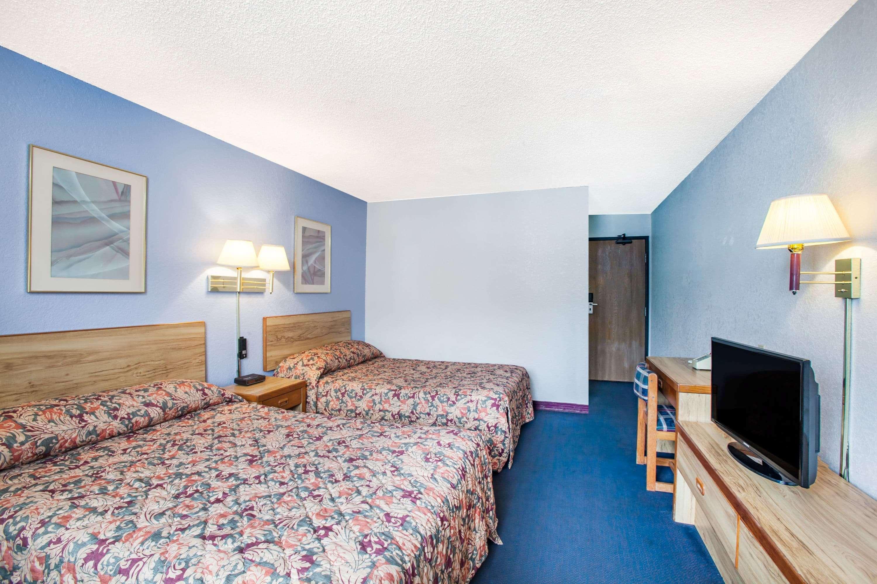 Super 8 By Wyndham Hot Springs Hotel Buitenkant foto