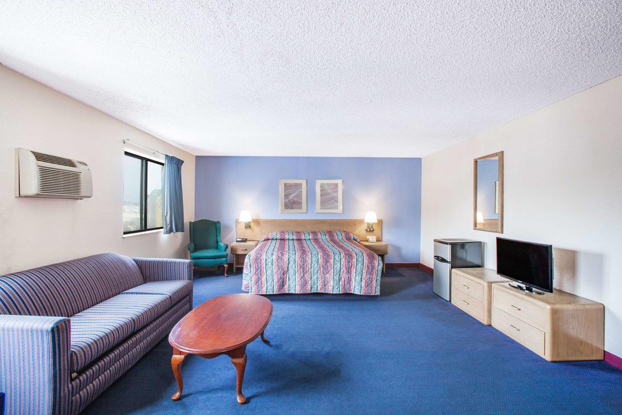 Super 8 By Wyndham Hot Springs Hotel Buitenkant foto