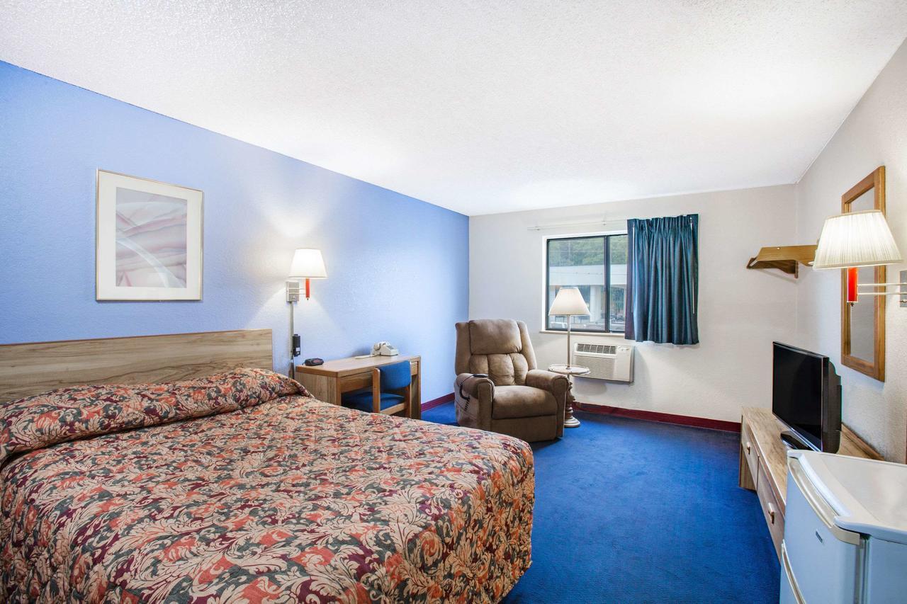 Super 8 By Wyndham Hot Springs Hotel Buitenkant foto